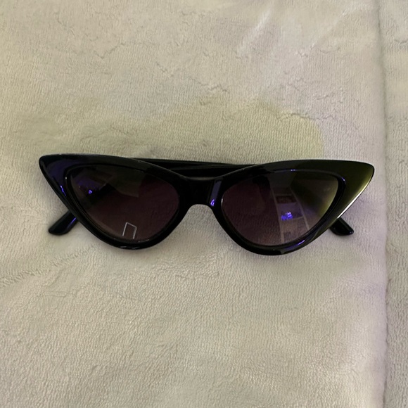 Urban Outfitters Cat Eye Sunglasses - Picture 1 of 1